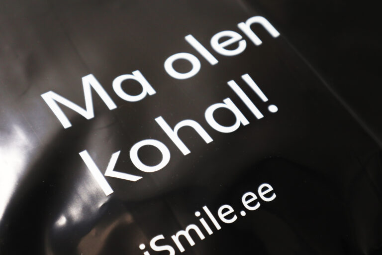taaskasutatud kilest postikott