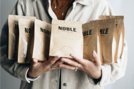 Naine hoidmas paberist kohvipakke