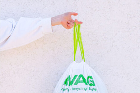 Naine hoiab taaskasutatud kilest prügikotti